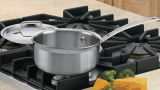 Olla Cuisinart de 1.5 cuartos y triple capa de acero | $18 | Amazon